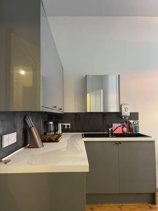 4 Quiet Compact Studio With Garden View - Best Location - Comfortable - Quiet Apartment Brighton ภายนอก รูปภาพ